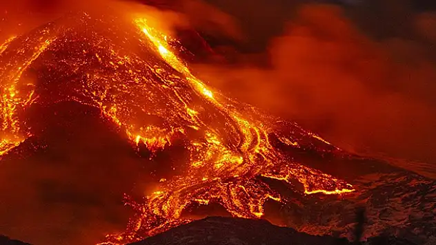 İtalya'da Etna yanardağı yeniden faaliyete geçti