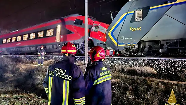 İtalya'da yolcu trenleri çarpıştı: 17 yaralı

