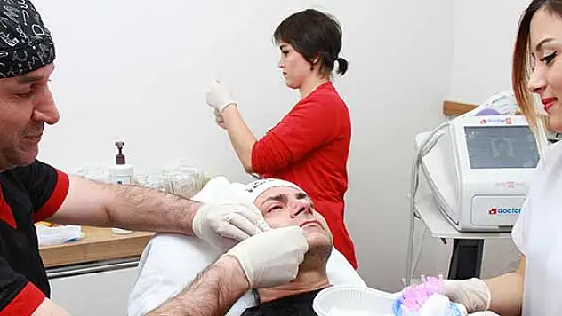 İtalyan sanatçının tercihi örümcek ağı estetiği