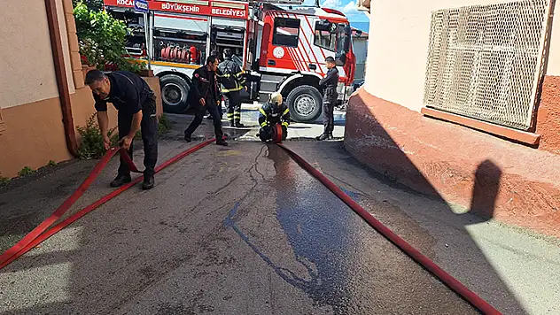 İtfaiye, dar sokaktaki yangını, hortumları birleştirip 60 metreye uzatarak söndürdü
