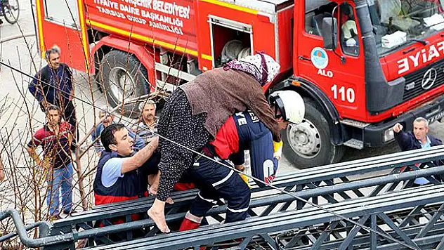 İtfaiyeci yaşlı kadını sırtında taşıyarak kurtardı