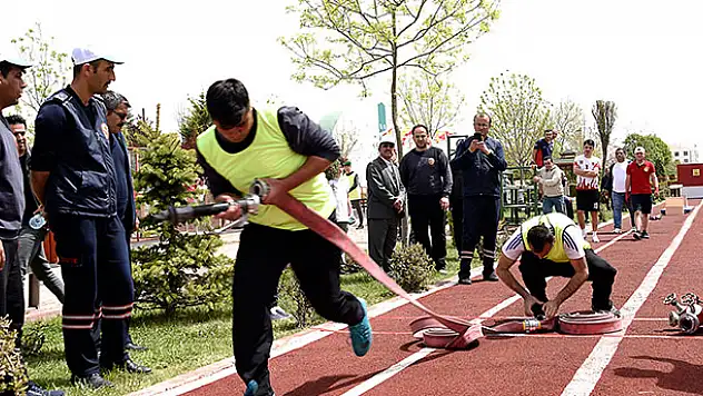 İtfaiyeciler birinci olabilmek için kıyasıya yarıştı