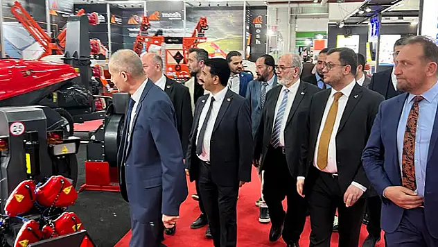 'İthalata son! Türkiye'nin ilk yerli 'Kendi Yürür İlaçlama Makinesi' tanıtıldı