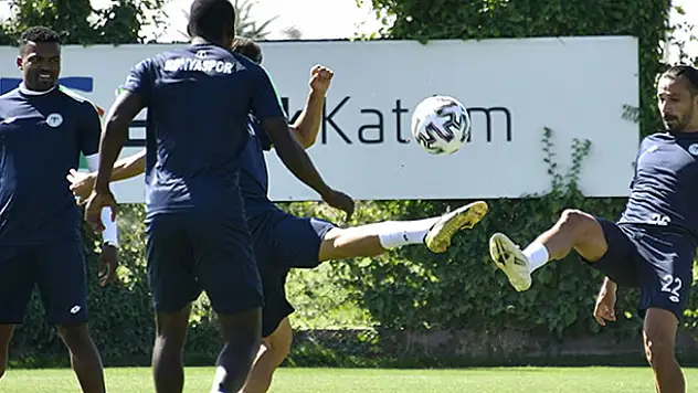 İttifak Holding Konyaspor günü tek antrenmanla değerlendirdi