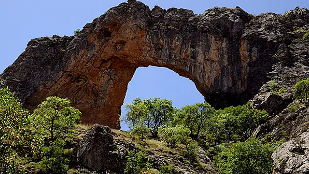 'İvriz Kaya Anıtı'na turist ilgisi