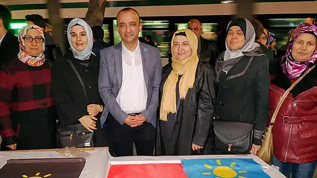 İYİ Parti helva dağıttı