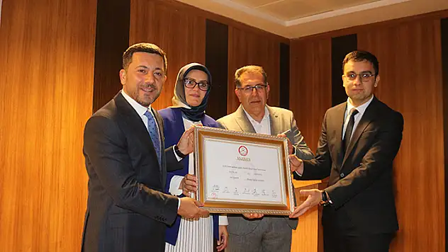 İYİ Parti'nin kazandığı tek il olan Nevşehir'de Başkan Arı, mazbatasını aldı
