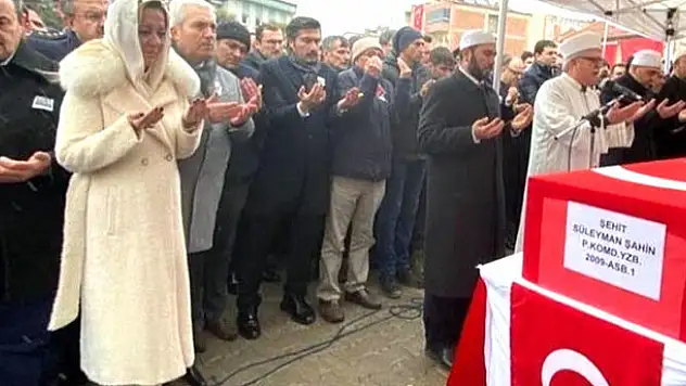 İyi Partili vekilden şehit cenazesinde tepki çeken hareket!