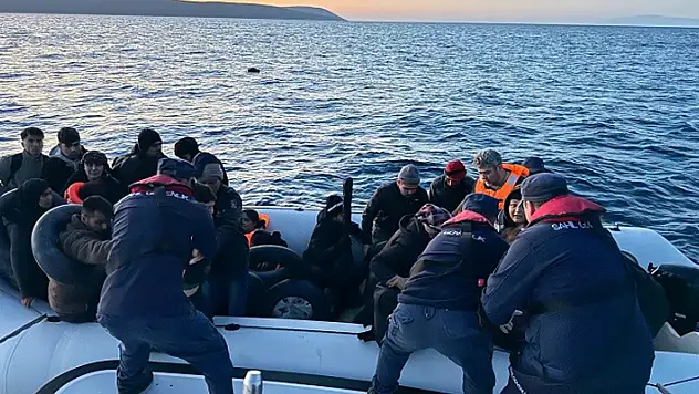 İzmir açıklarında 50'si çocuk 186 göçmen karaya çıkartıldı
