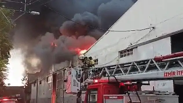 İzmir Bornova'da depo yangını