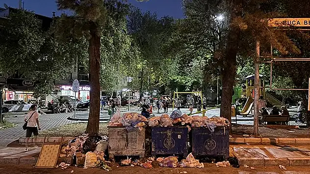 İzmir Buca'da belediye işçilerinin grevi nedeniyle çöp yığınları oluştu