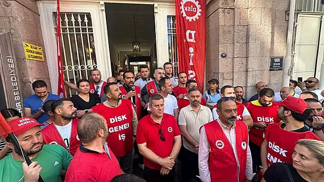 İzmir Büyükşehir Belediyesi işçilerinden iş bırakma eylemi
