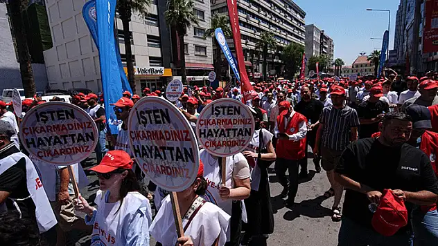 İzmir Büyükşehir Belediyesinin işten çıkardığı işçiler eylem başlattı