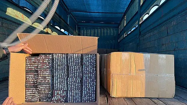 İzmir'de 401 bin 260 'sentetik ecza' ele geçirildi
