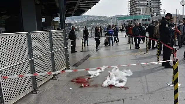 İzmir'de aktarma merkezi önünde silahlı saldırı: 1 ölü, 2 yaralı
