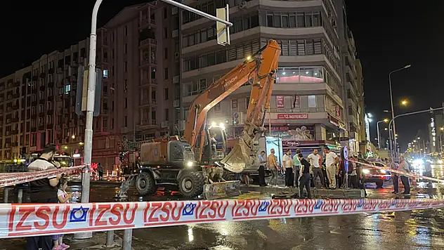 İzmir'de ana su borusu patladı
