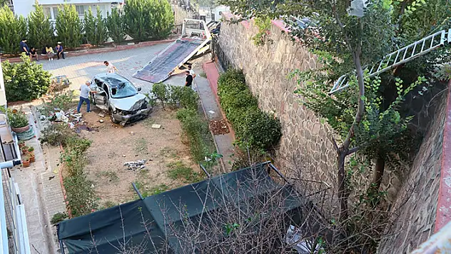 İzmir'de apartmanın bahçesine düşen otomobildeki 2 kişi yaralandı
