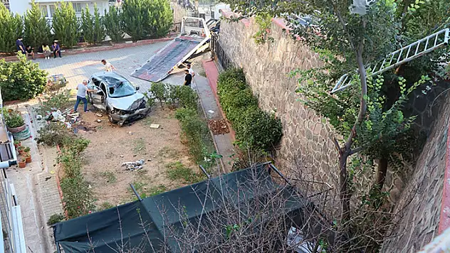 İzmir'de apartmanın bahçesine düşen otomobildeki 2 kişi yaralandı

