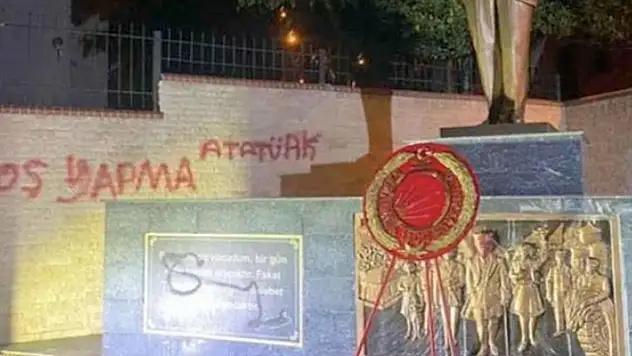 İzmir'de Atatürk anıtına çirkin saldırı!