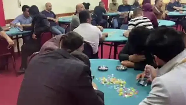 İzmir'de aynı iş yerine 58'nci kez kumar baskını: 118 kişi suçüstü yakalandı

