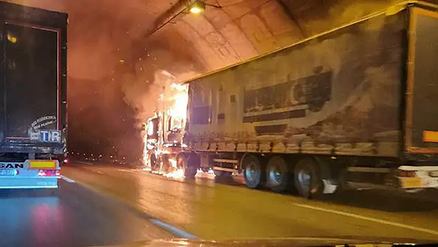 İzmir'de Bayraklı Tünelleri'nde yangın: 26 kişi hastaneye kaldırıldı
