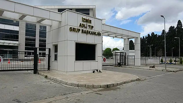 İzmir'de bir kişi, boşanma aşamasındaki eşini bıçaklayarak öldürdü
