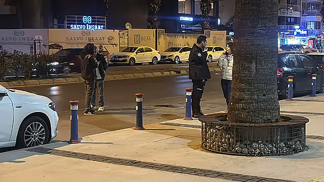 İzmir'de bir kişi sokakta tartıştığı kişiyi boğazından bıçakladı
