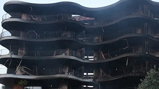 İzmir'de büyük yangın! Ahşap kaplama cayır cayır yaktı geriye büyük bir enkaz kaldı
