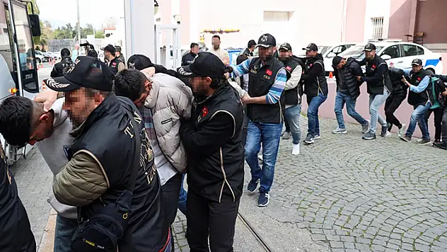 İzmir'de DEM Parti'nin Nevruz etkinliğiyle ilgili 82 kişi gözaltına alındı