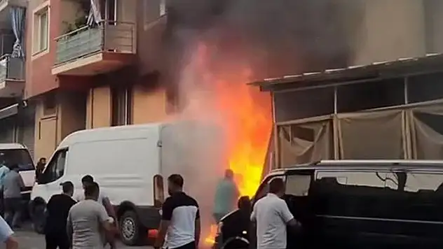 İzmir'de depoda çıkan yangında 8 kişi dumandan etkilendi
