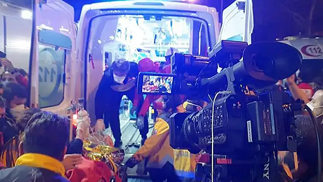 İzmir'de deprem enkazından 33 saat sonra bir yaralı çıkarıldı