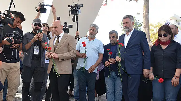 İzmir'de depremin 3'üncü yıl dönümünde hayatını kaybeden 117 kişi anıldı

