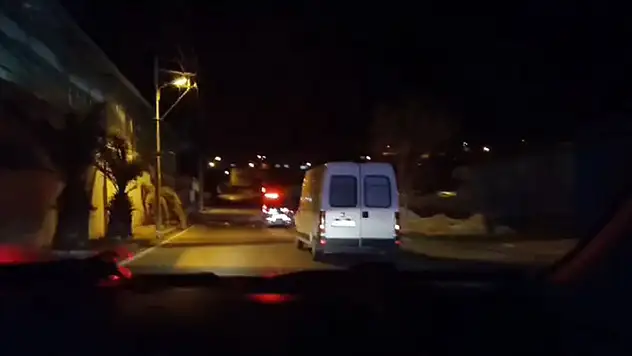 İzmir'de durdurulan kamyonetin kasasından 41 kaçak göçmen çıktı

