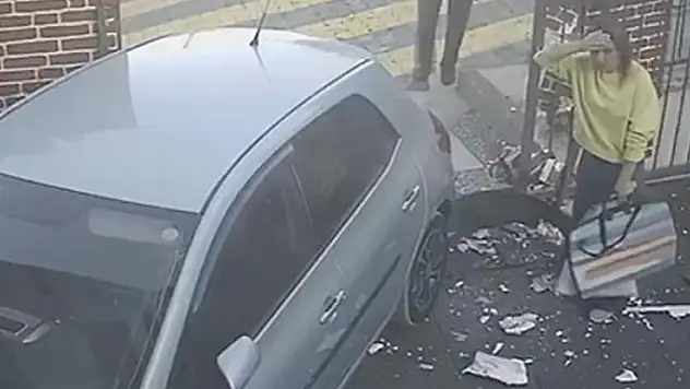 İzmir'de el freni çekilmeyen otomobilin okulun bahçesine girmesi güvenlik kamerasında