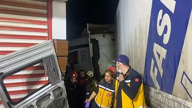 İzmir'de feci kaza! Tır, minibüse çarptı: 3 ölü, 11 yaralı
