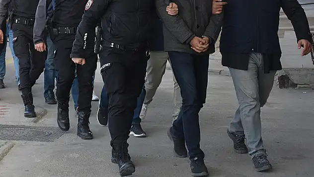 İzmir'de FETÖ'nün emniyet mahrem yapılanmasına yönelik operasyonda 7 kişi yakalandı
