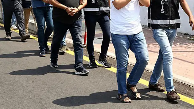 İzmir'de FETÖ'nün hücre evlerine yönelik operasyonda 23 gözaltı
