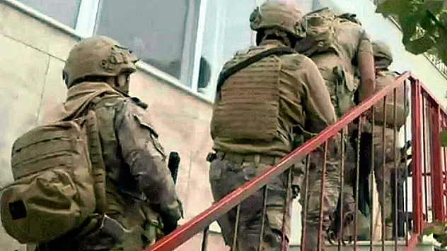 İzmir'de FETÖ/PDY operasyonu 22 gözaltı
