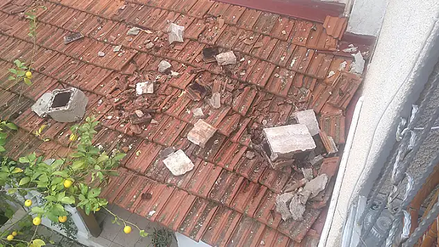 İzmir'de fırtınada zarar gören okulda eğitime 3 gün ara verildi

