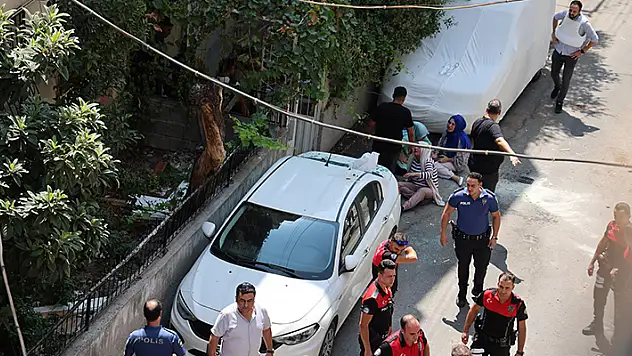 İzmir'de hareketli dakikalar: Önce etrafa ardından kendine ateş etti
