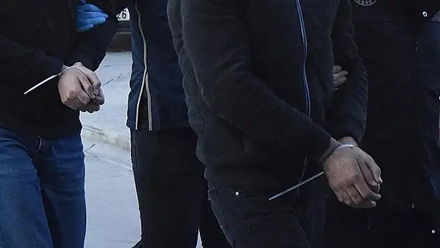 İzmir'de hücre evlerine düzenlenen operasyonda 35 FETÖ şüphelisi yakalandı
