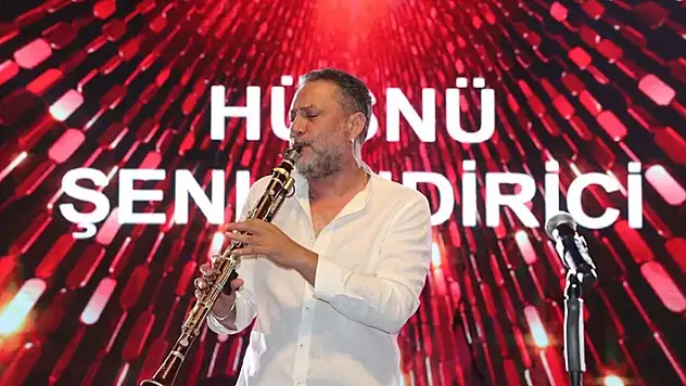 İzmir'de Hüsnü Şenlendirici sürprizi! AK Parti'den aday oldu 