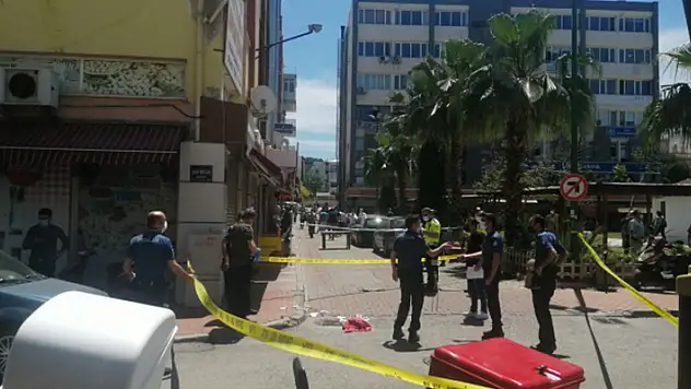 İzmir'de iş yerine silahlı saldırı: 2 ölü 1 ağır yaralı
