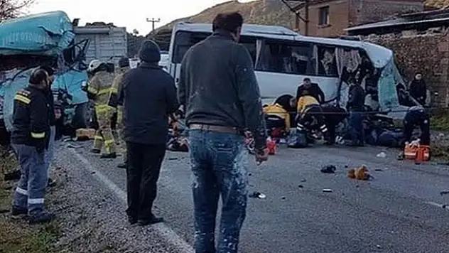 İzmir'de işçi servisi ile kamyon çarpıştı: 4 ölü