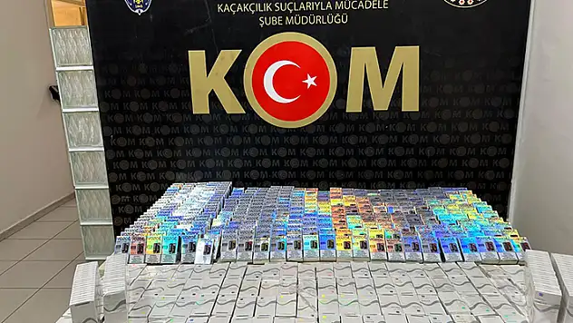 İzmir'de kaçakçılık operasyonu 8 gözaltı 
