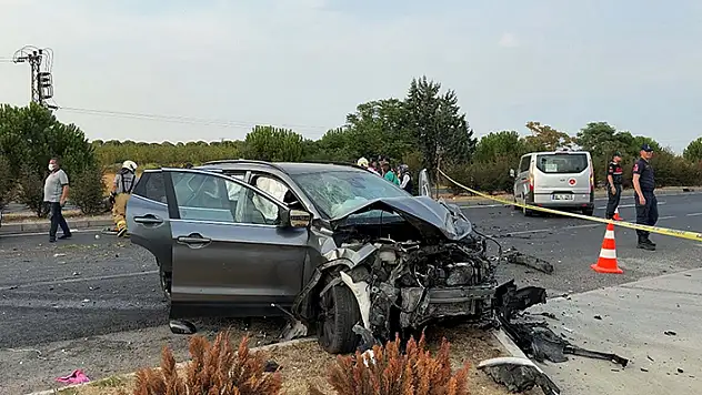 İzmir'de karşı şeride geçen otomobil, başka otomobile çarptı: 2 ölü, 3 yaralı 
