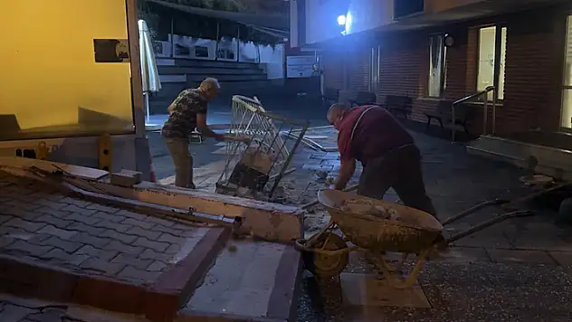 İzmir'de kontrolden çıkan otomobil, okul kapısını kırıp içeri girdi: 1'i çocuk 3 yaralı 