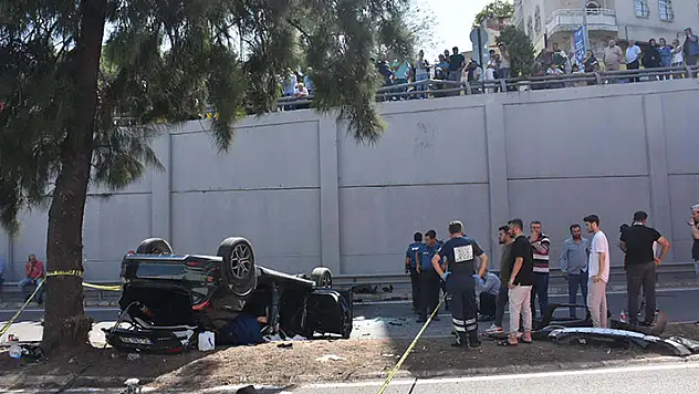 İzmir'de köprüden düşen otomobilde ölen 3 kadın, son yolculuğuna uğurlandı
