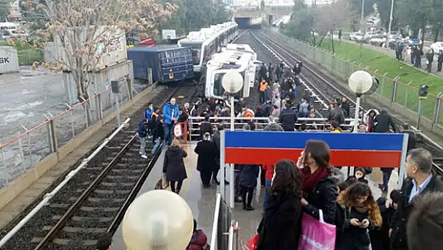 İzmir'de metro kazası, çok sayıda yaralı var!