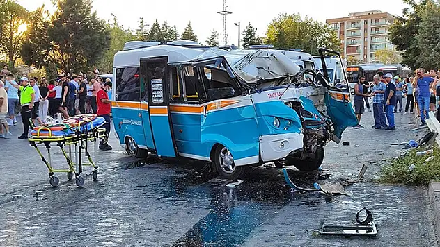 İzmir'de midibüs ile dolmuşun çarpışması sonucu 2 kişi öldü, 4 kişi yaralandı
